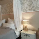 Stillvolle Designwohnung Im Historischen Zentrum Apartman