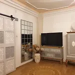 Stillvolle Designwohnung Im Historischen Zentrum Apartman *